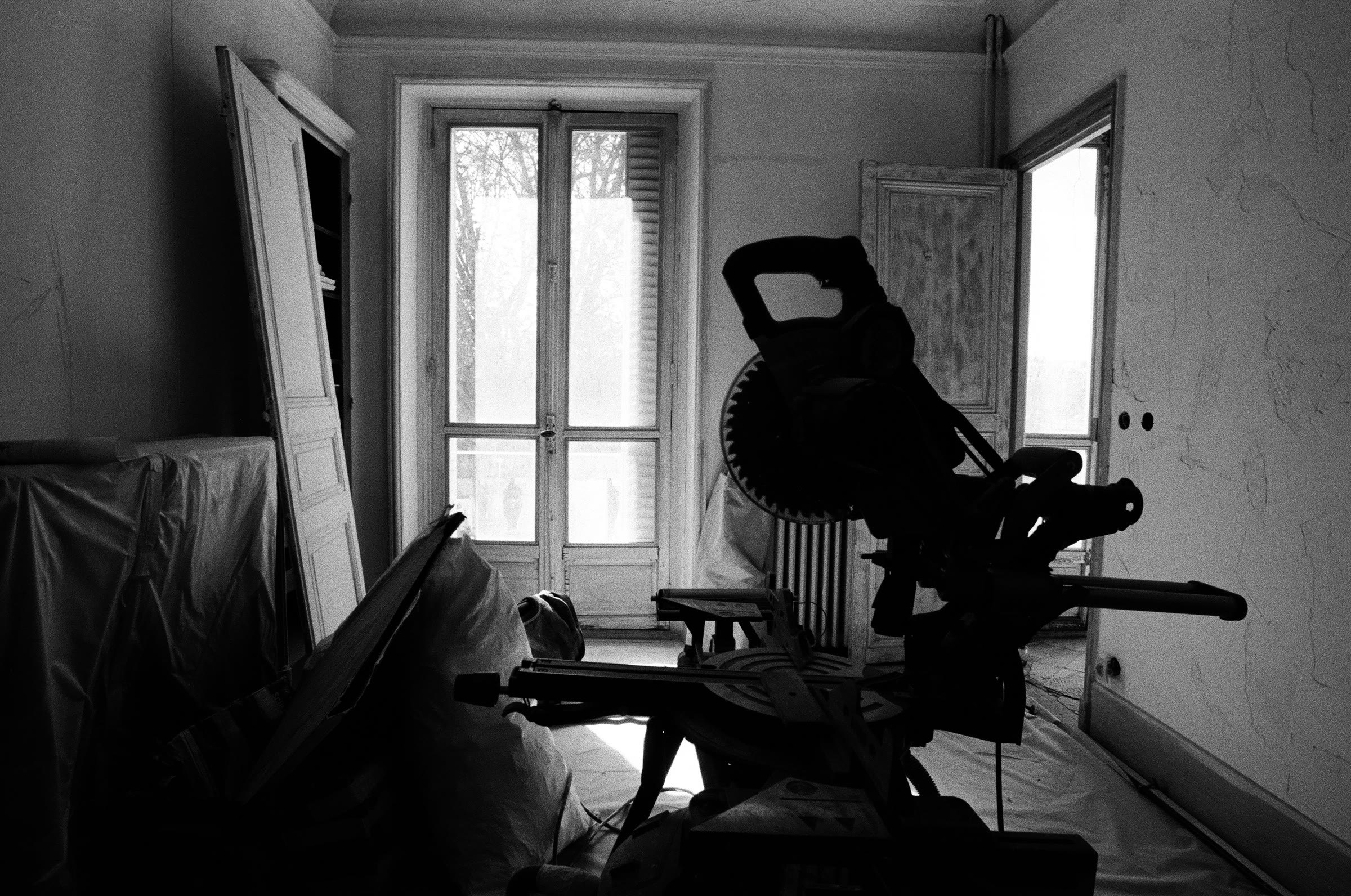 Chantier, scie à onglet devant la fenêtre