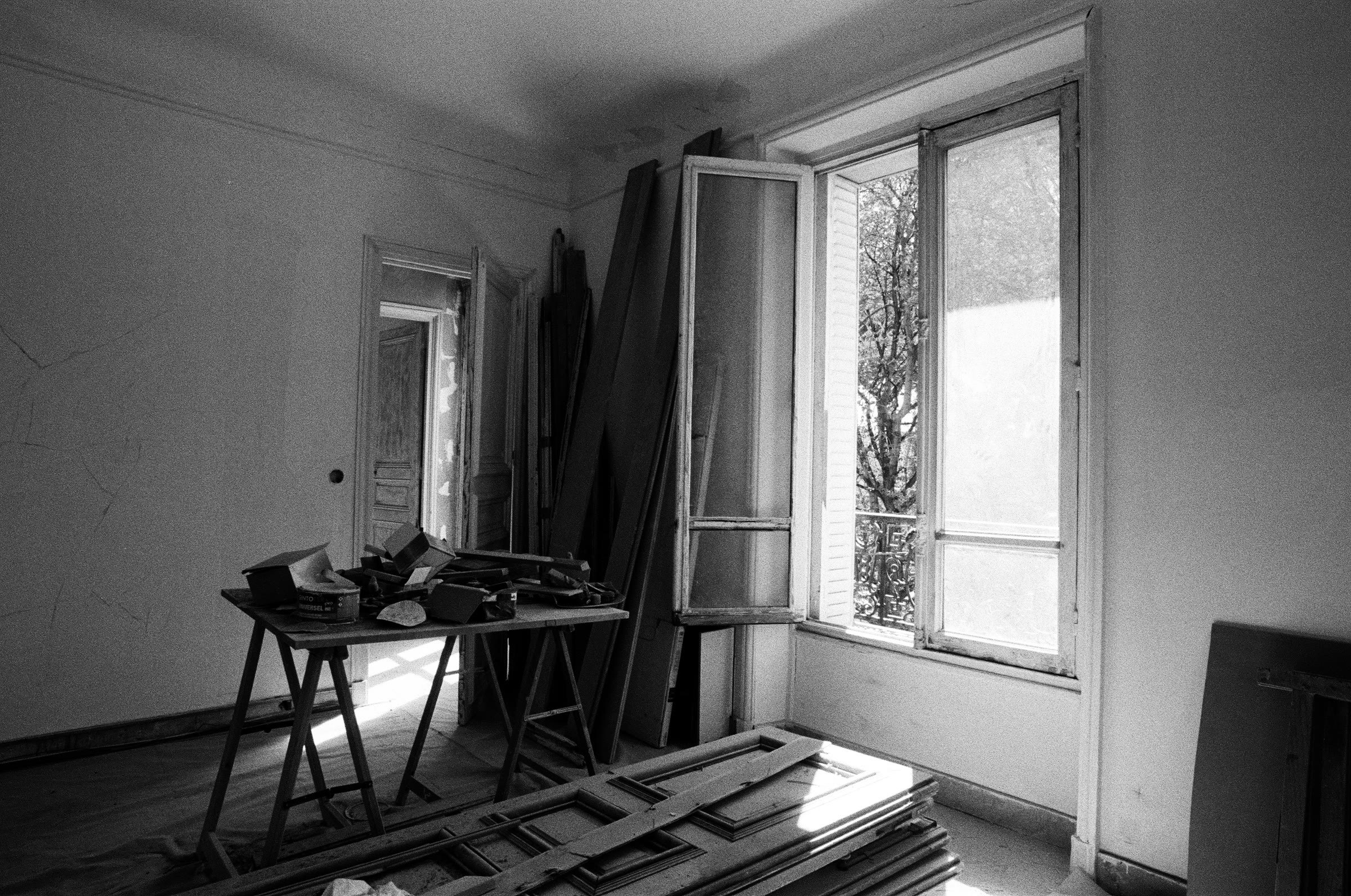 Chantier, tréteaux et planches devant la fenêtre