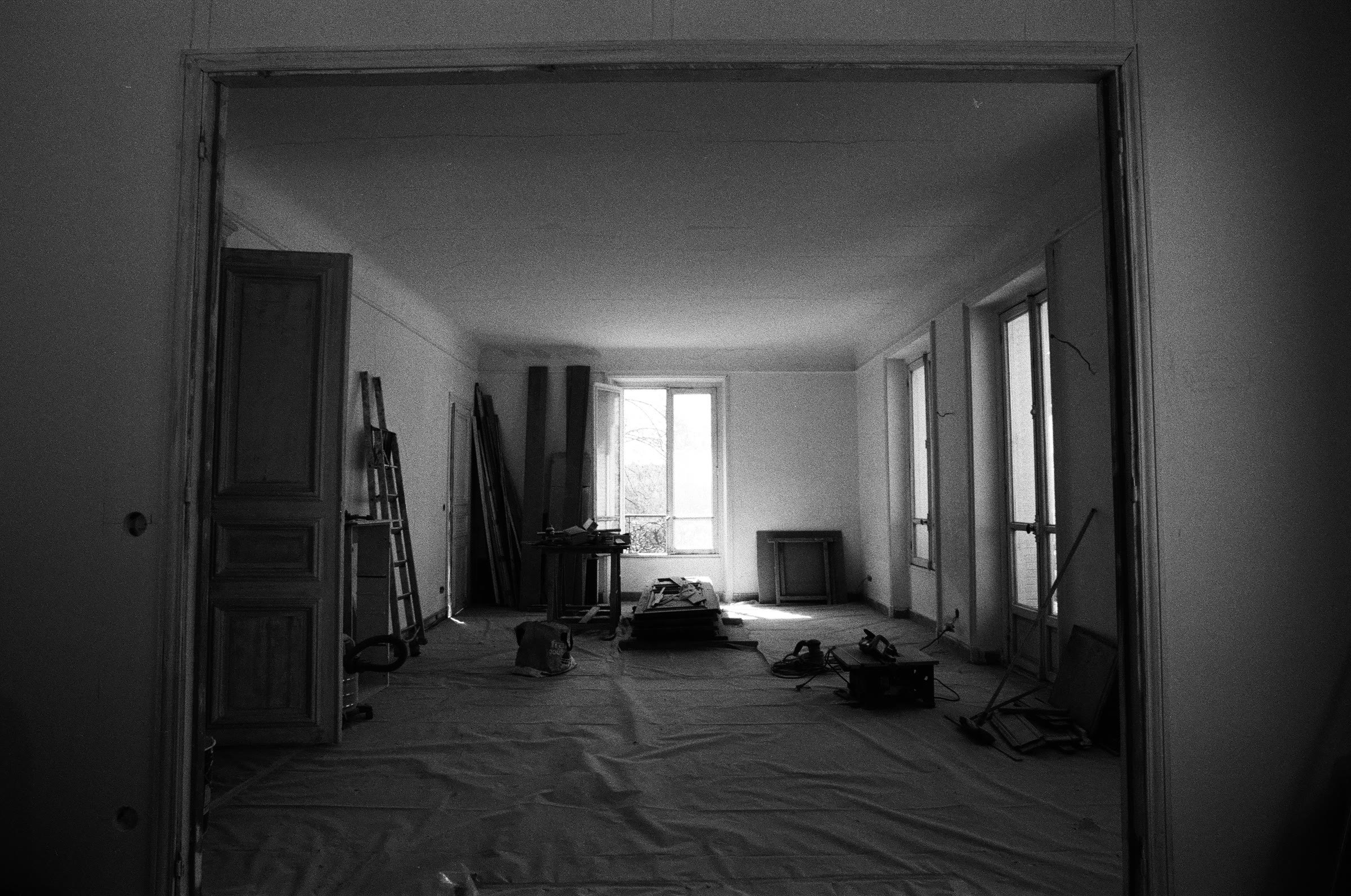 Chantier, grande pièce vue depuis l’embrasure, sol bâché