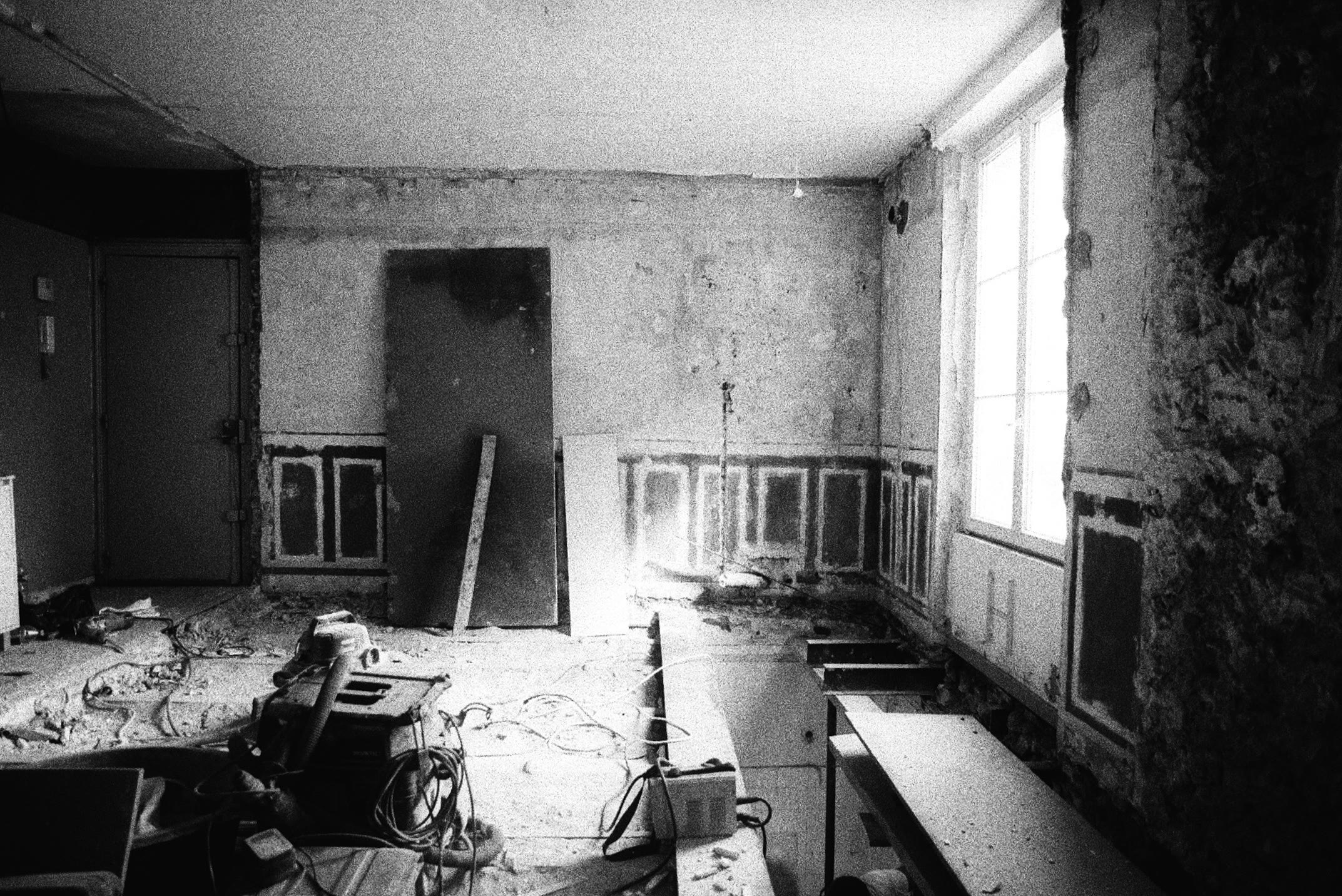 Chantier, pièce et fenêtre, banque en dépose