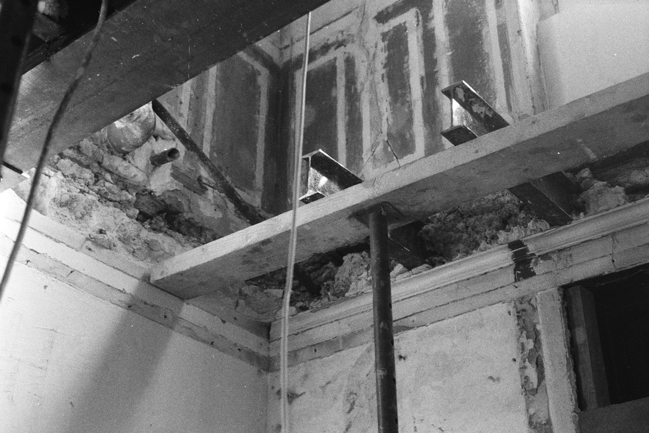 Chantier, plafond ouvert, poutres et étais