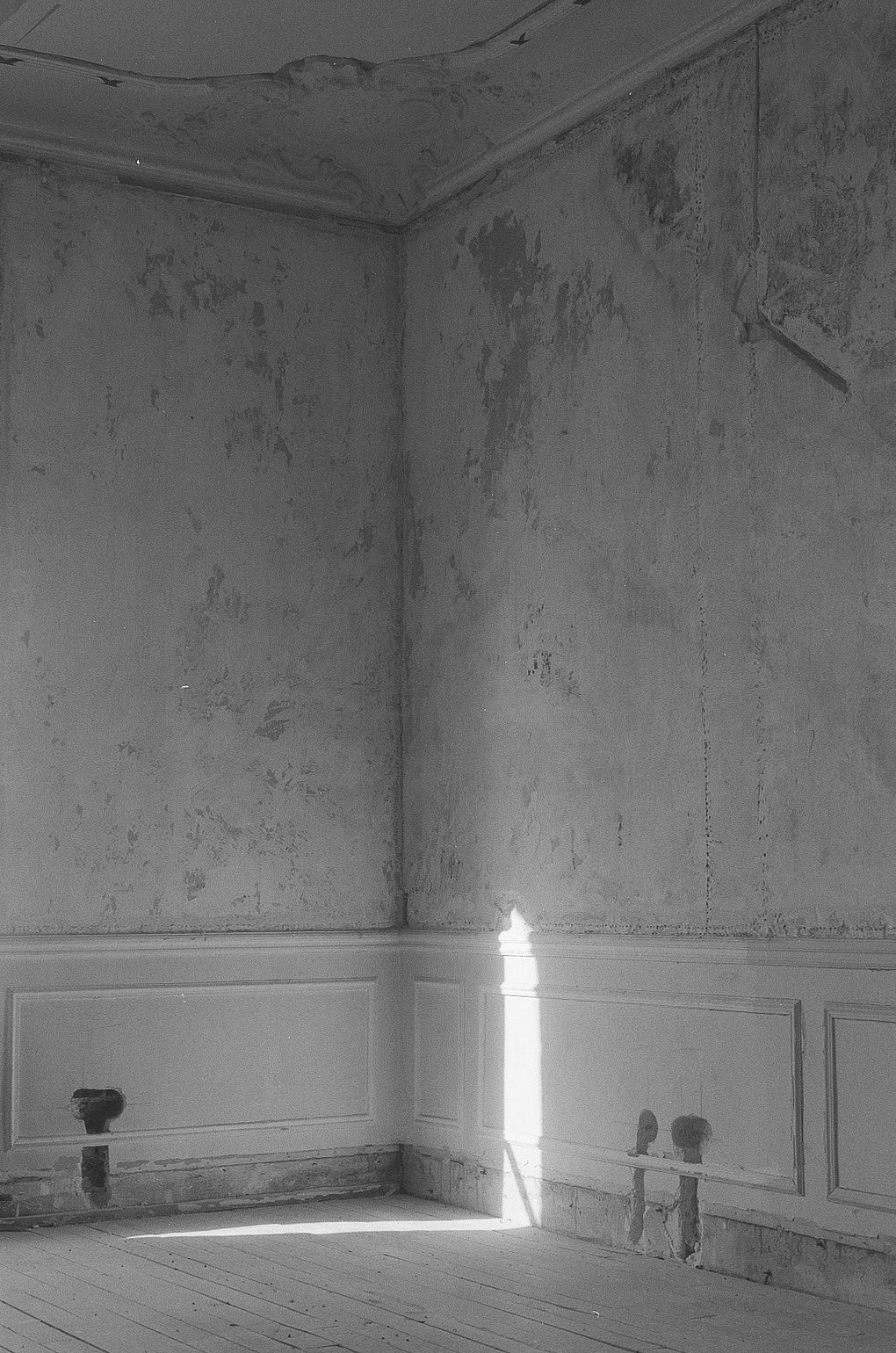 Chantier, angle de pièce et lumière rasante sur la plinthe