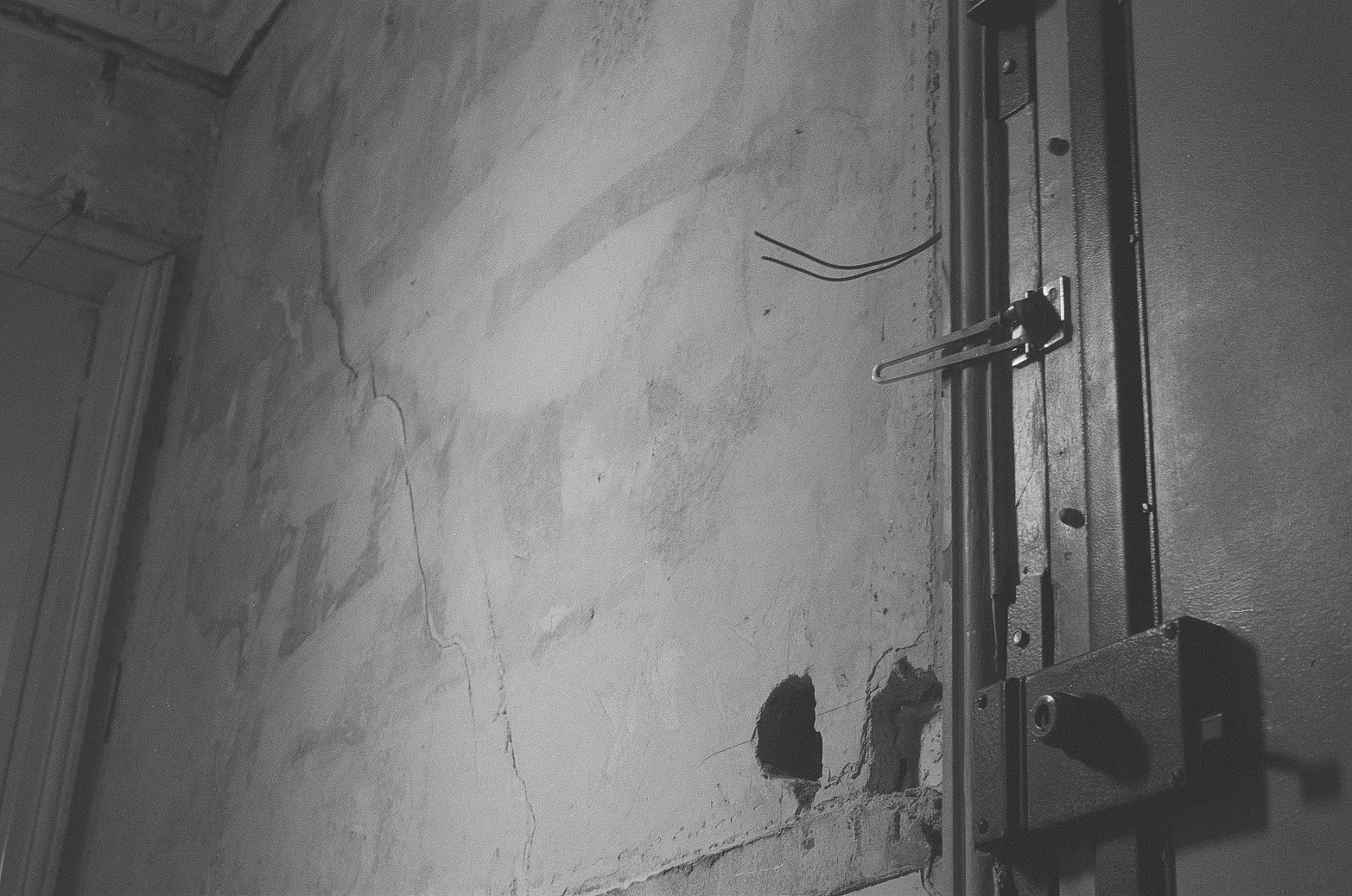 Chantier, mur décroûté et huisserie déposée