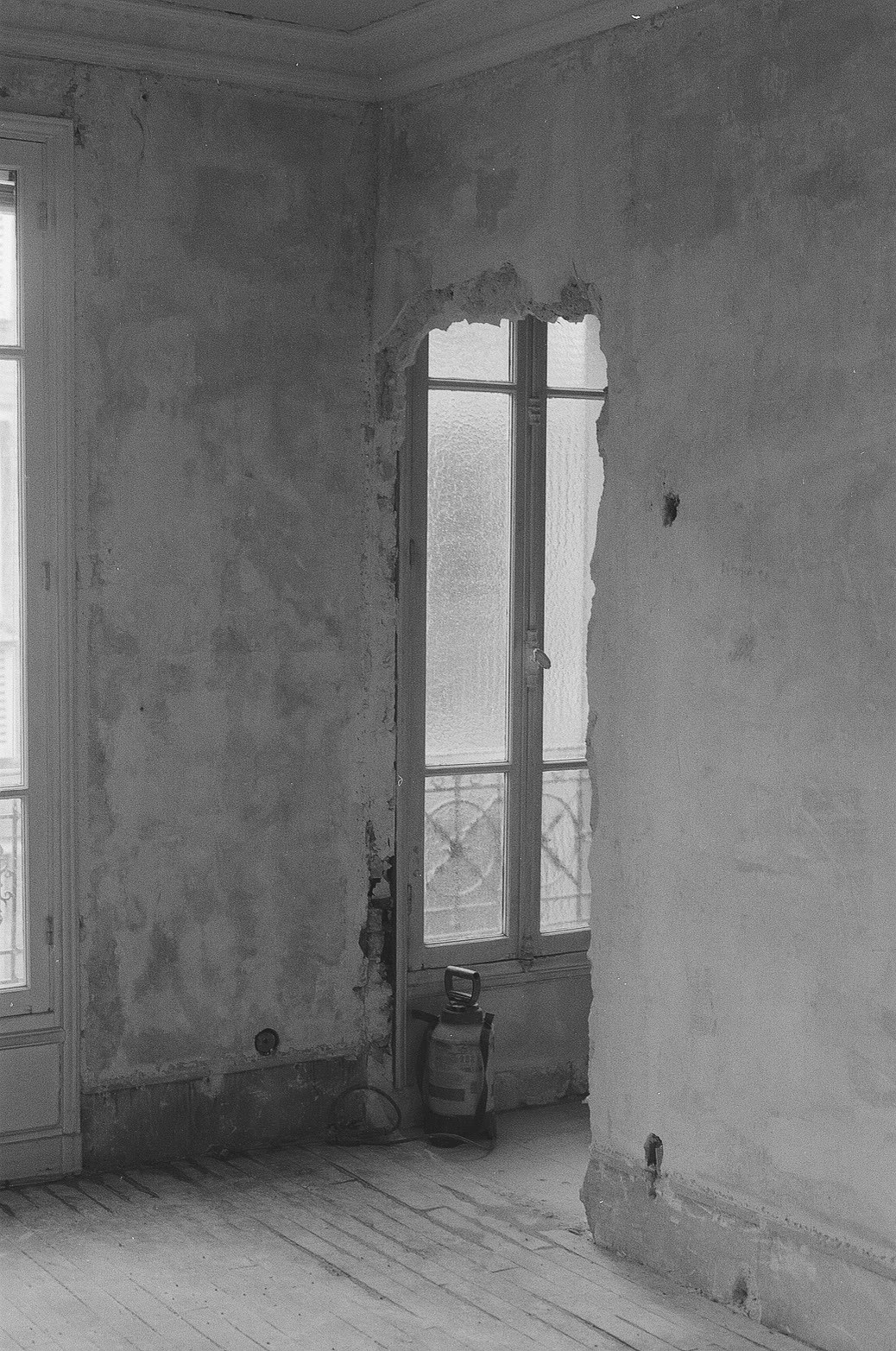 Chantier, pièce vide, fenêtre et parquet d’origine