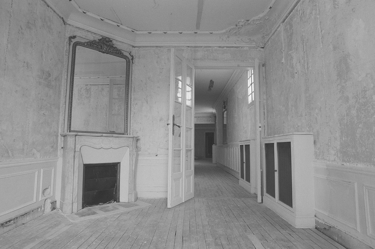 Chantier, salon, cheminée et miroir conservés