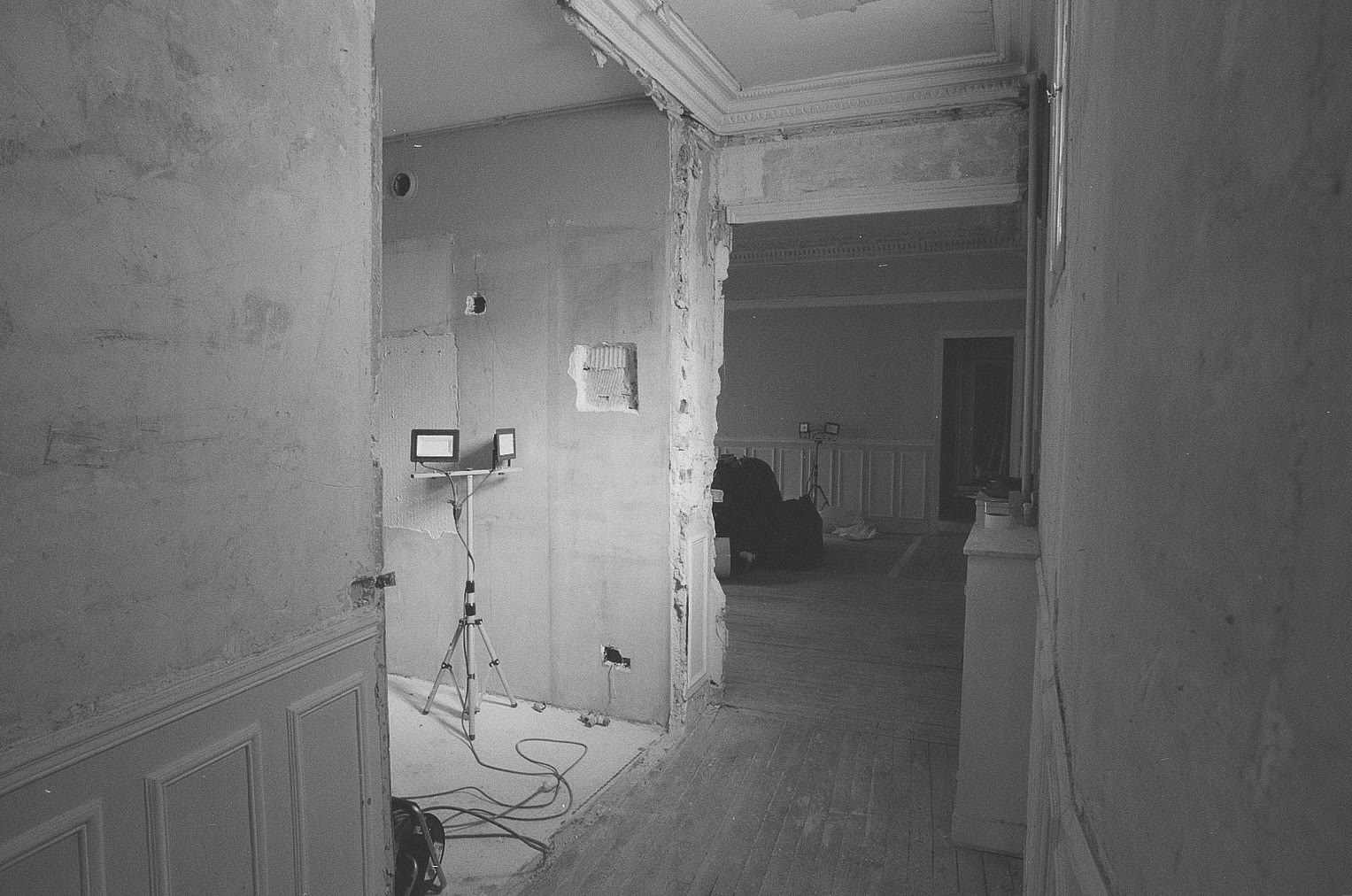 Chantier, enfilade en travaux, moulures conservées