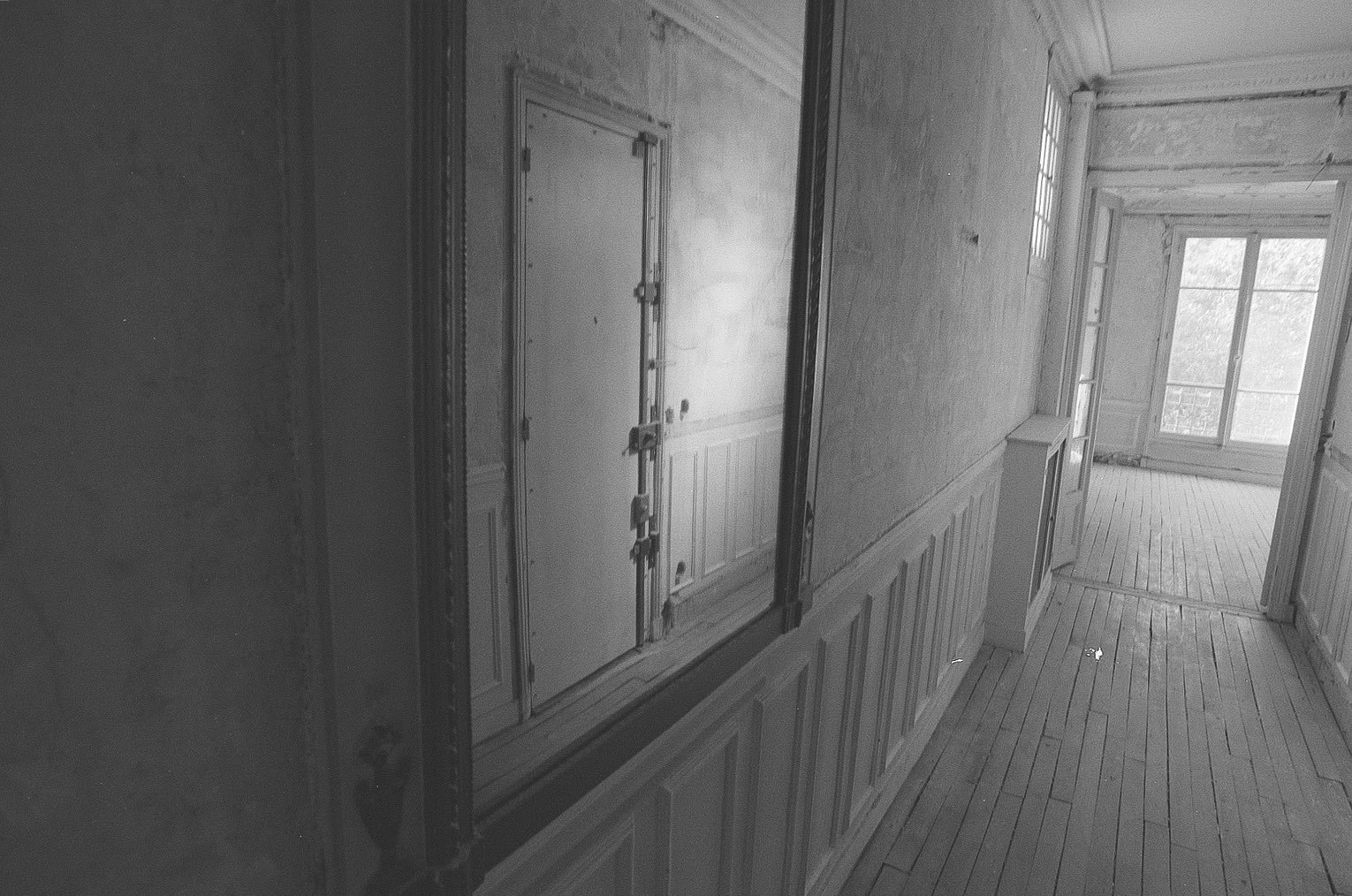 Chantier, couloir, boiseries et parquet d’origine