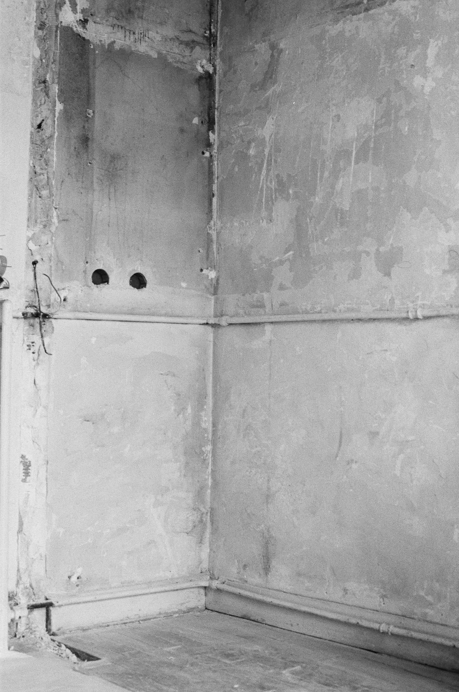 Chantier, angle de pièce dégarni aux murs piqués
