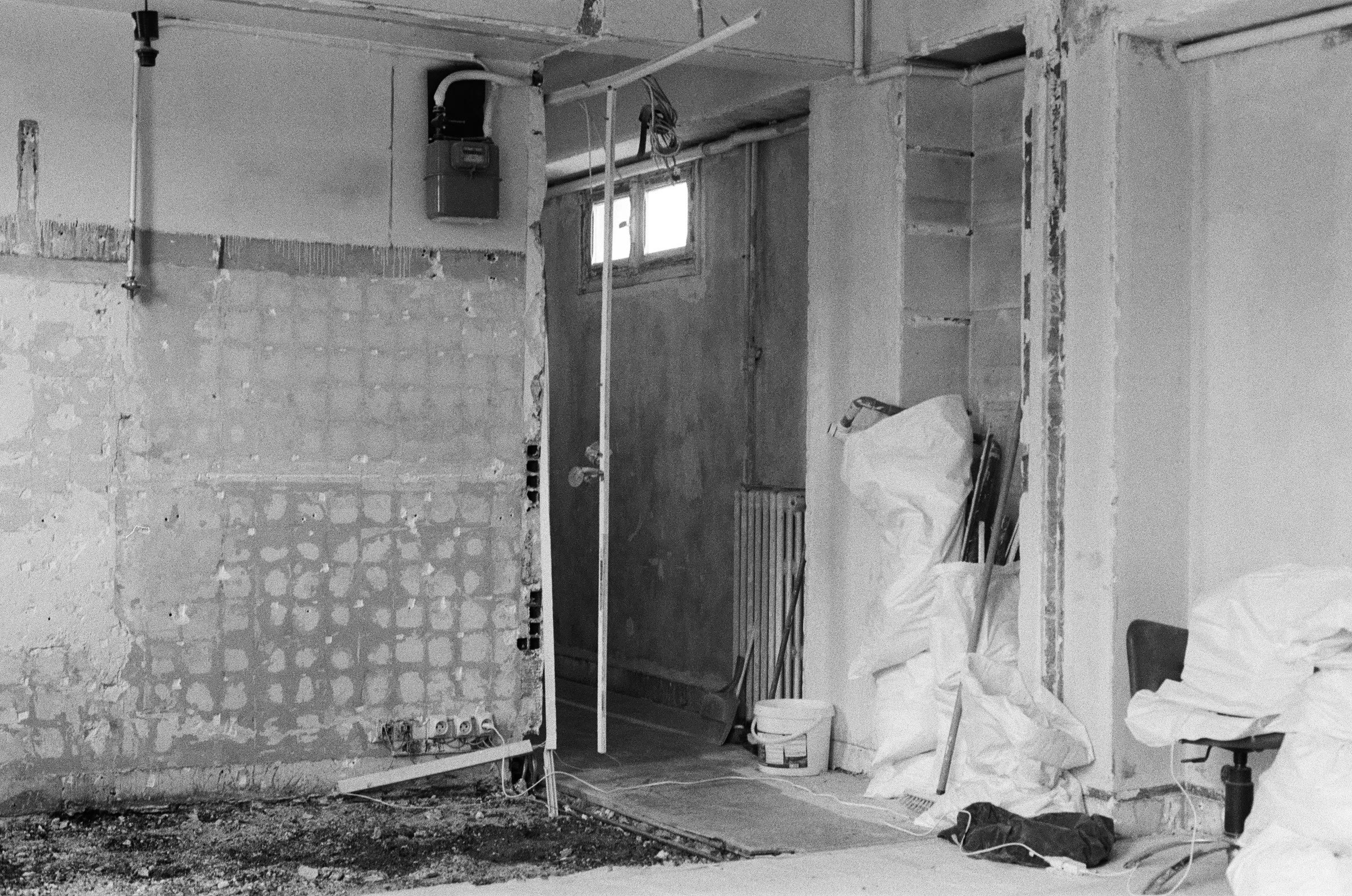 Chantier, pièce en dépose, bâches et radiateur