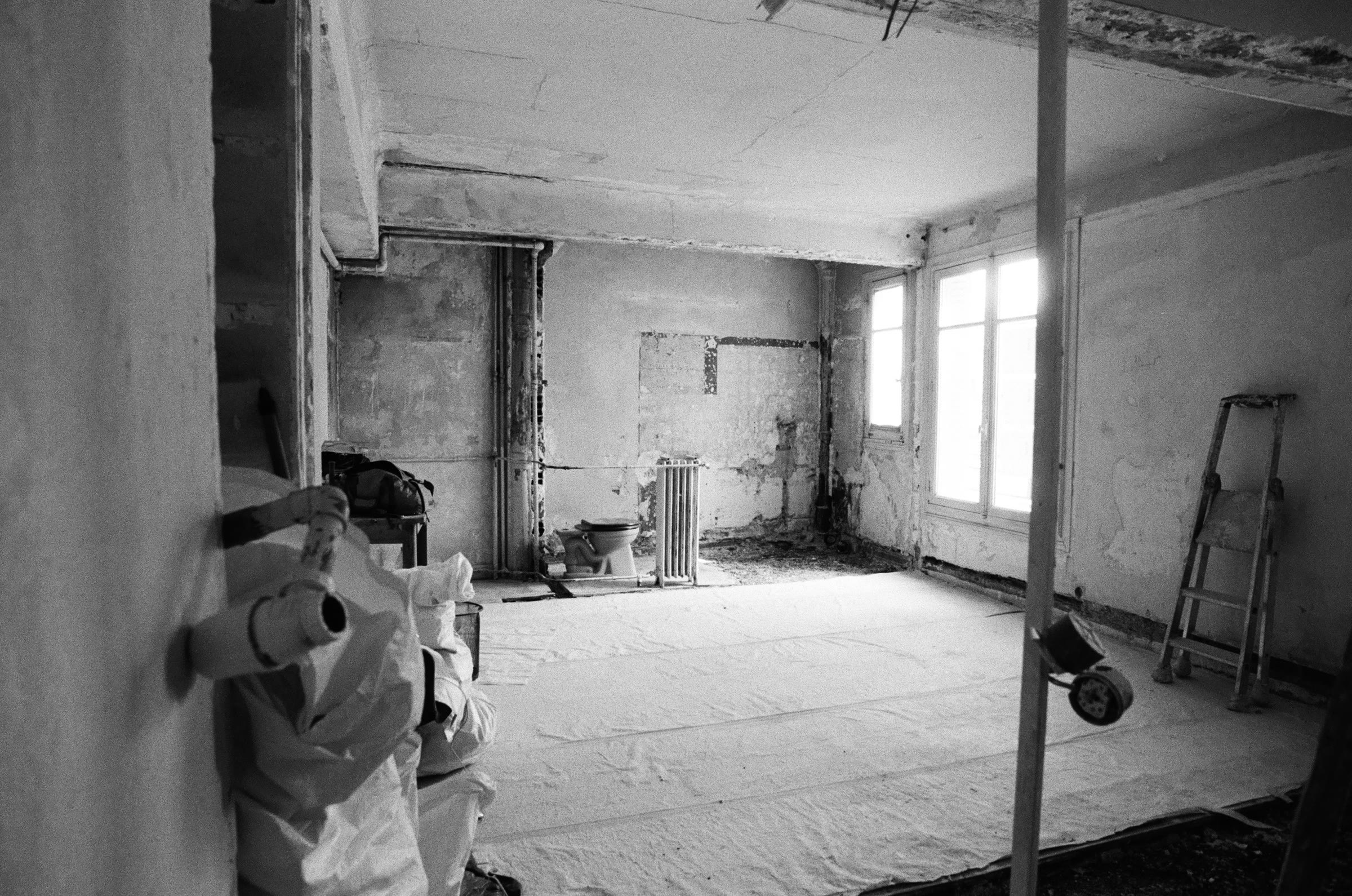 Chantier, grande pièce au sol protégé