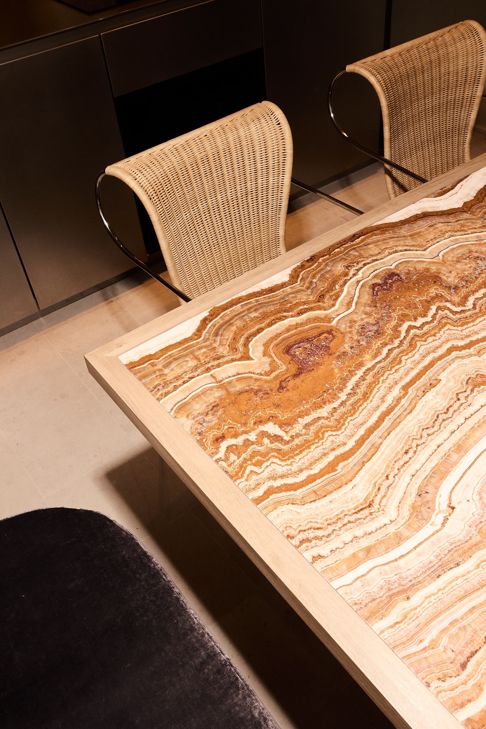 Table en onyx et chaises cannées, banquette sombre