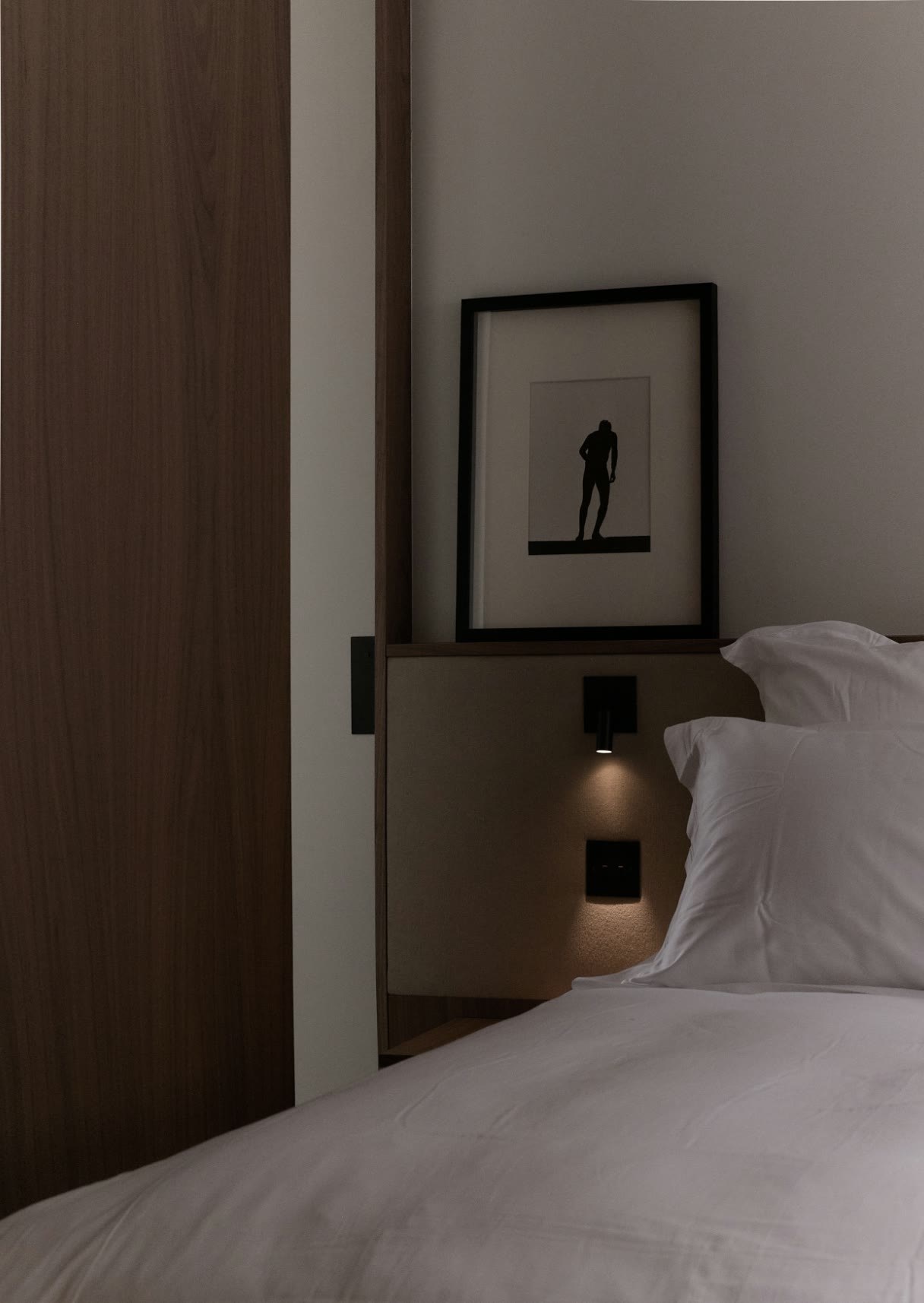 Chambre, lit blanc et tête de lit en bois