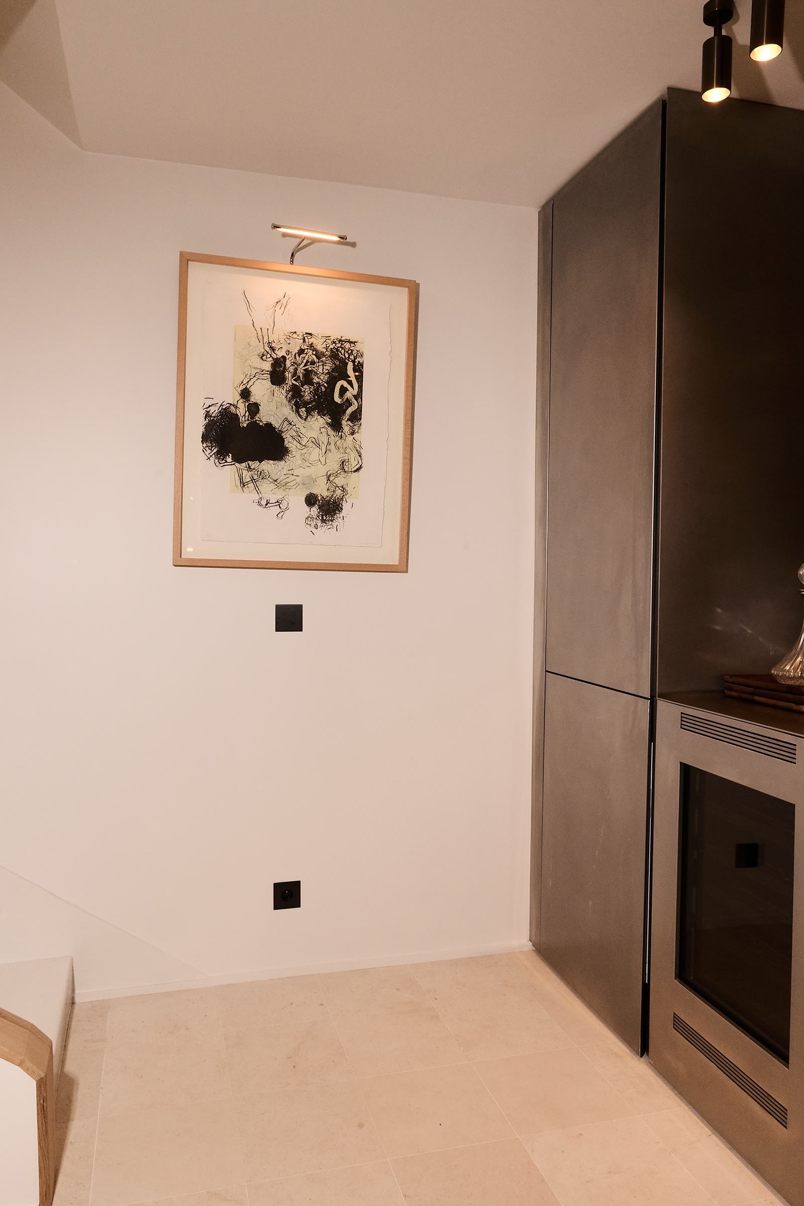 Pièce claire, dessin encadré et cuisine laquée noire
