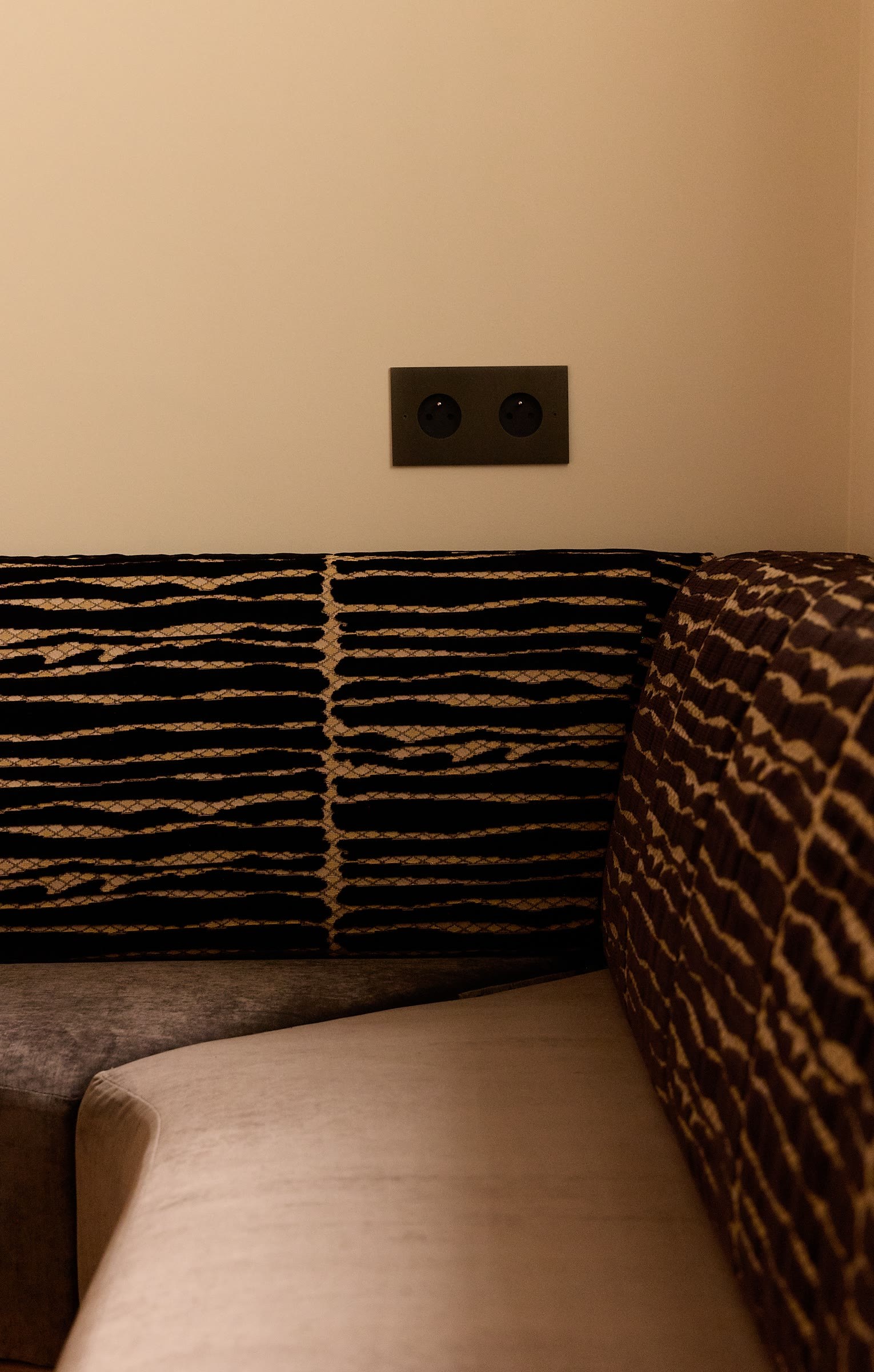 Détail de la banquette striée et du plateau d’onyx
