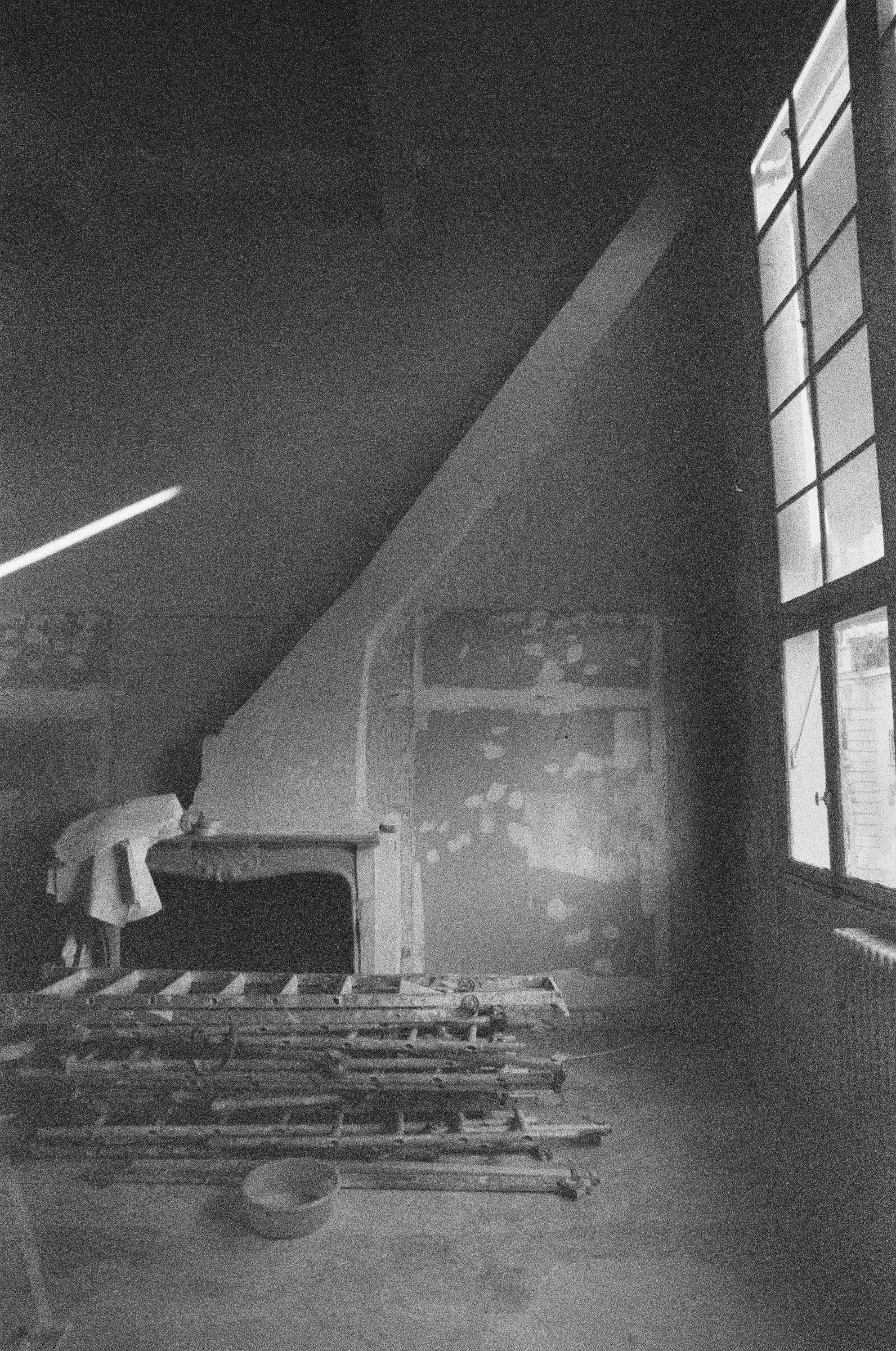 Chantier, verrière d’atelier et matériaux entreposés