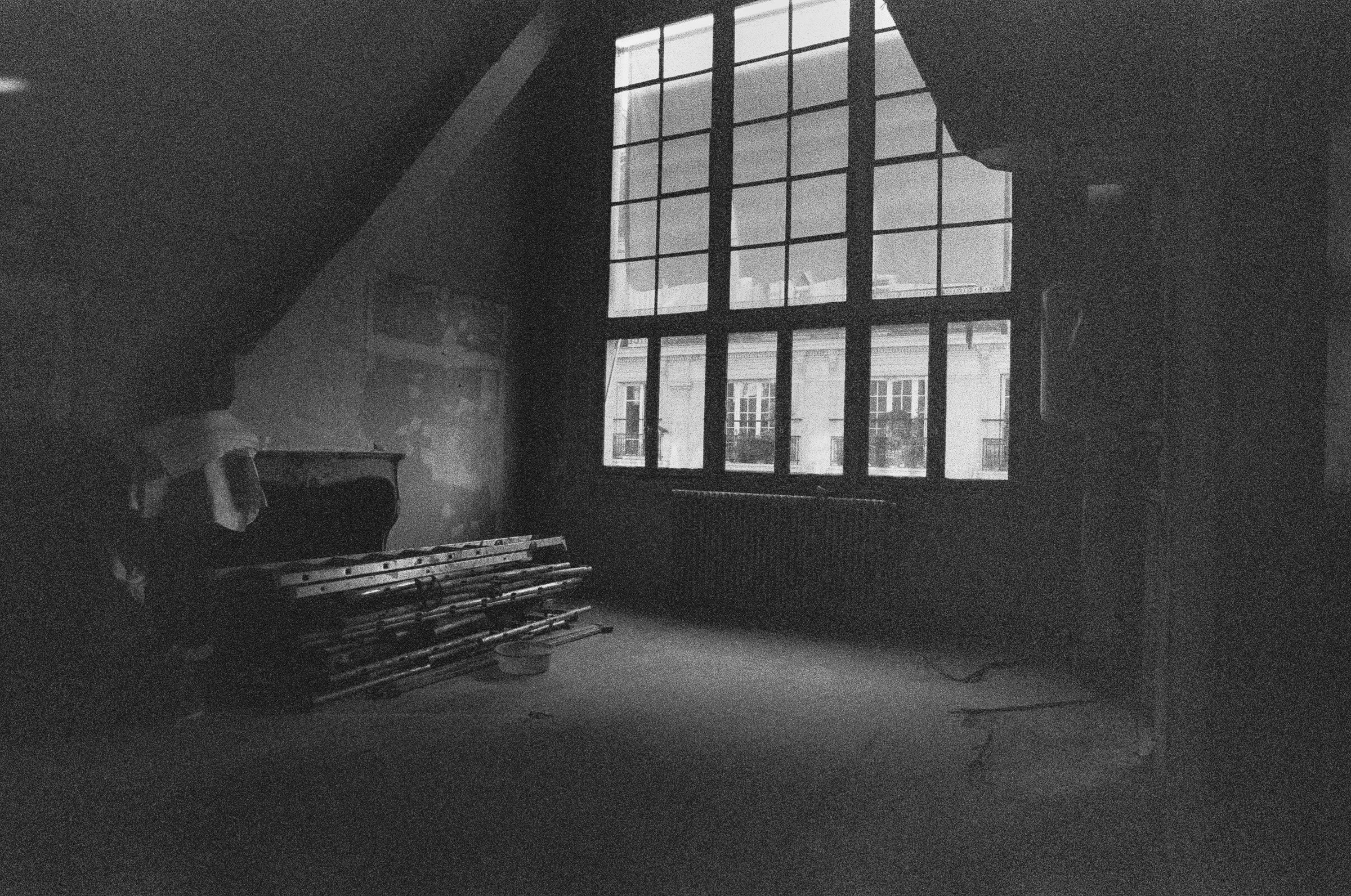Chantier, verrière et matériaux entreposés