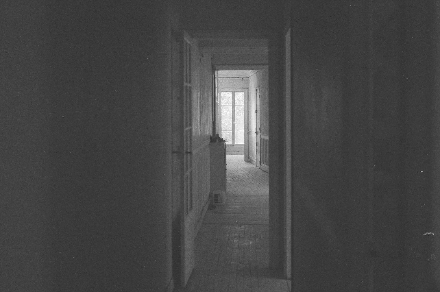 Chantier, enfilade de pièces et porte ouverte sur la lumière