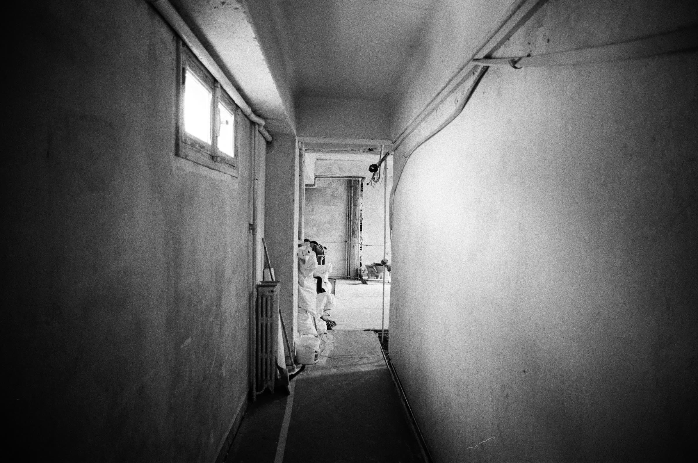 Chantier, couloir et fenêtre de toit