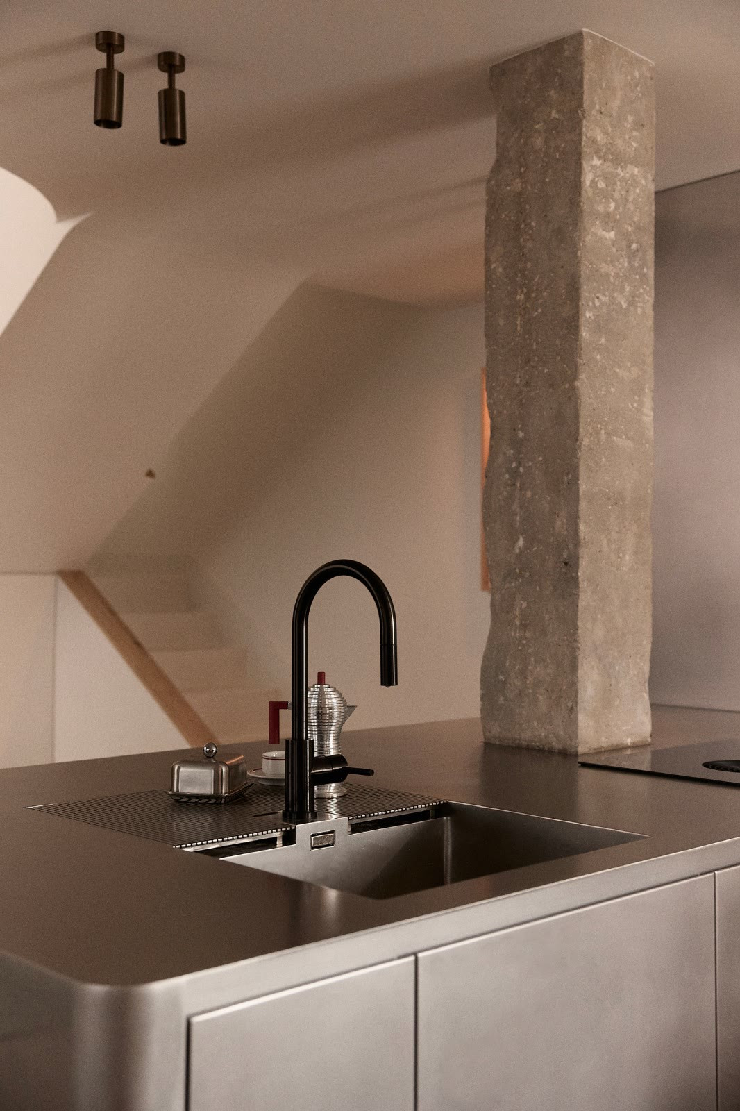 Cuisine sur mesure en inox et colonne de pierre, projet Raspail