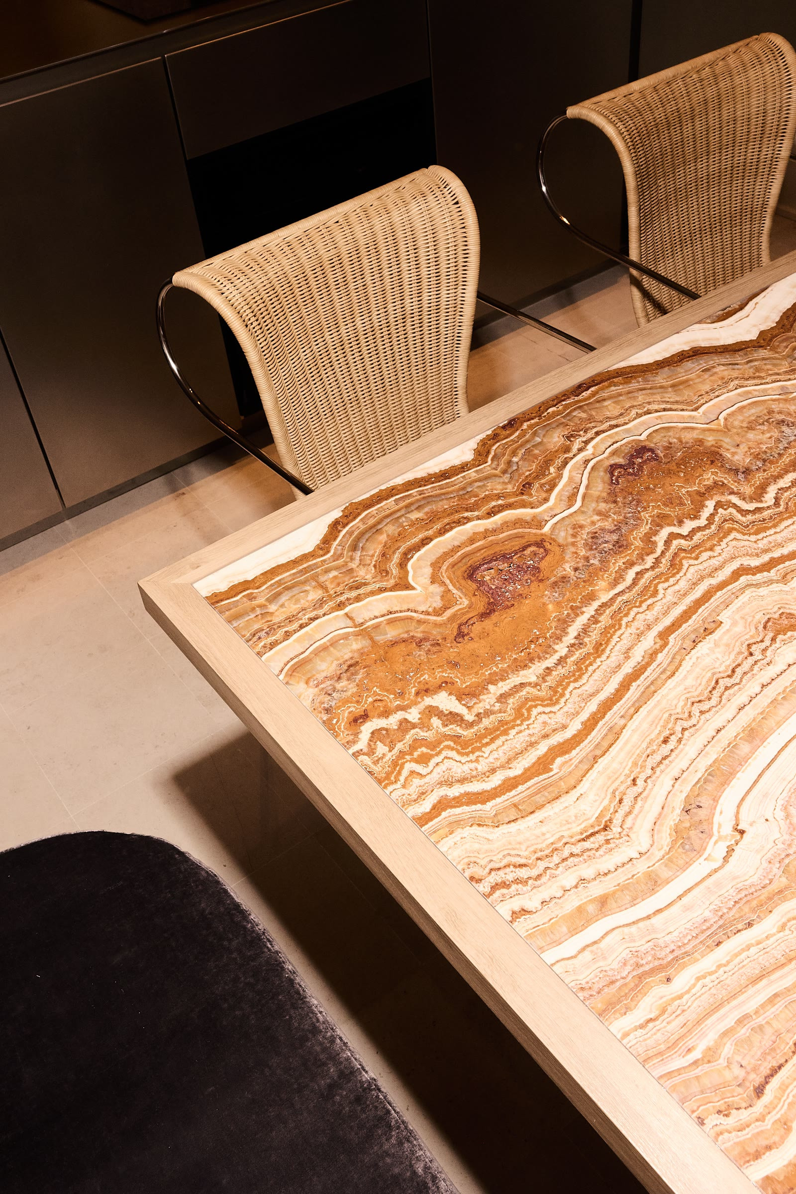 Table en onyx et chaises cannées, projet Raspail
